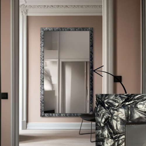 Miroir dans un large cadre en bois argenté – 9502001