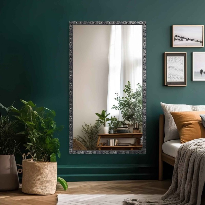 Miroir dans un large cadre en bois argenté – 9502001