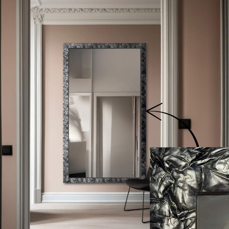 Miroir dans un large cadre en bois argenté – 9502001