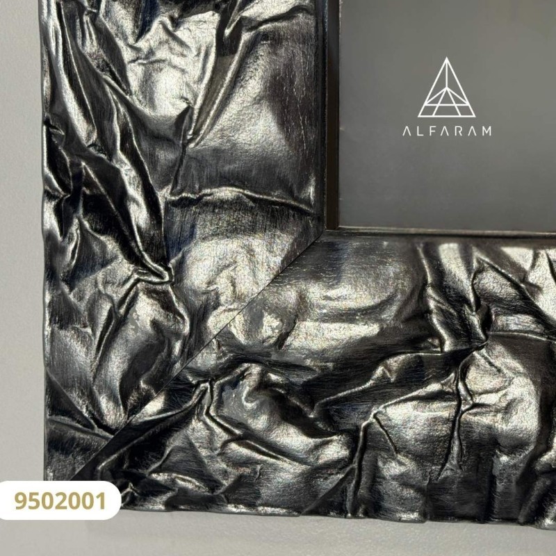 Miroir dans un large cadre en bois argenté – 9502001