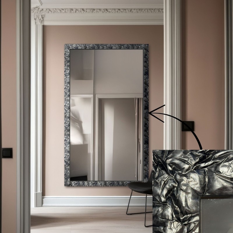Miroir dans un large cadre en bois argenté – 9502001