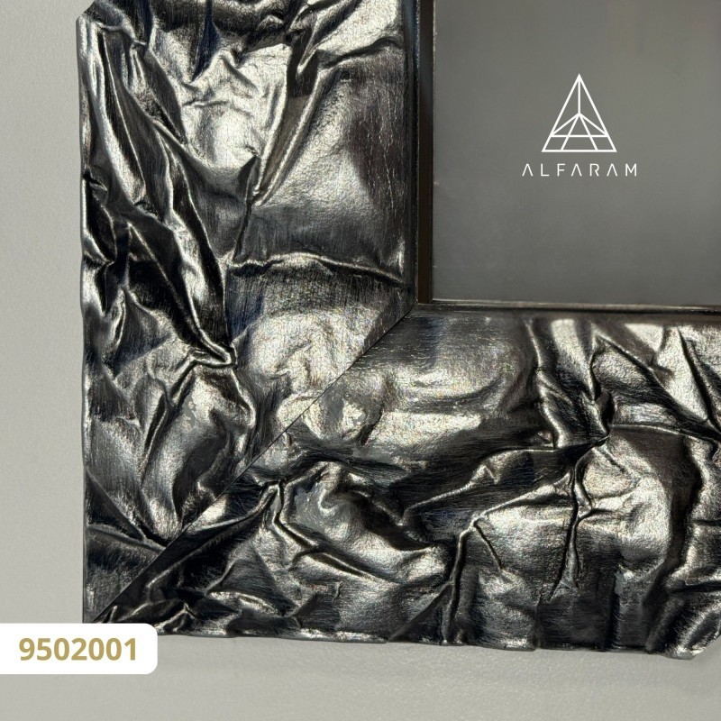 Miroir dans un large cadre en bois argenté – 9502001