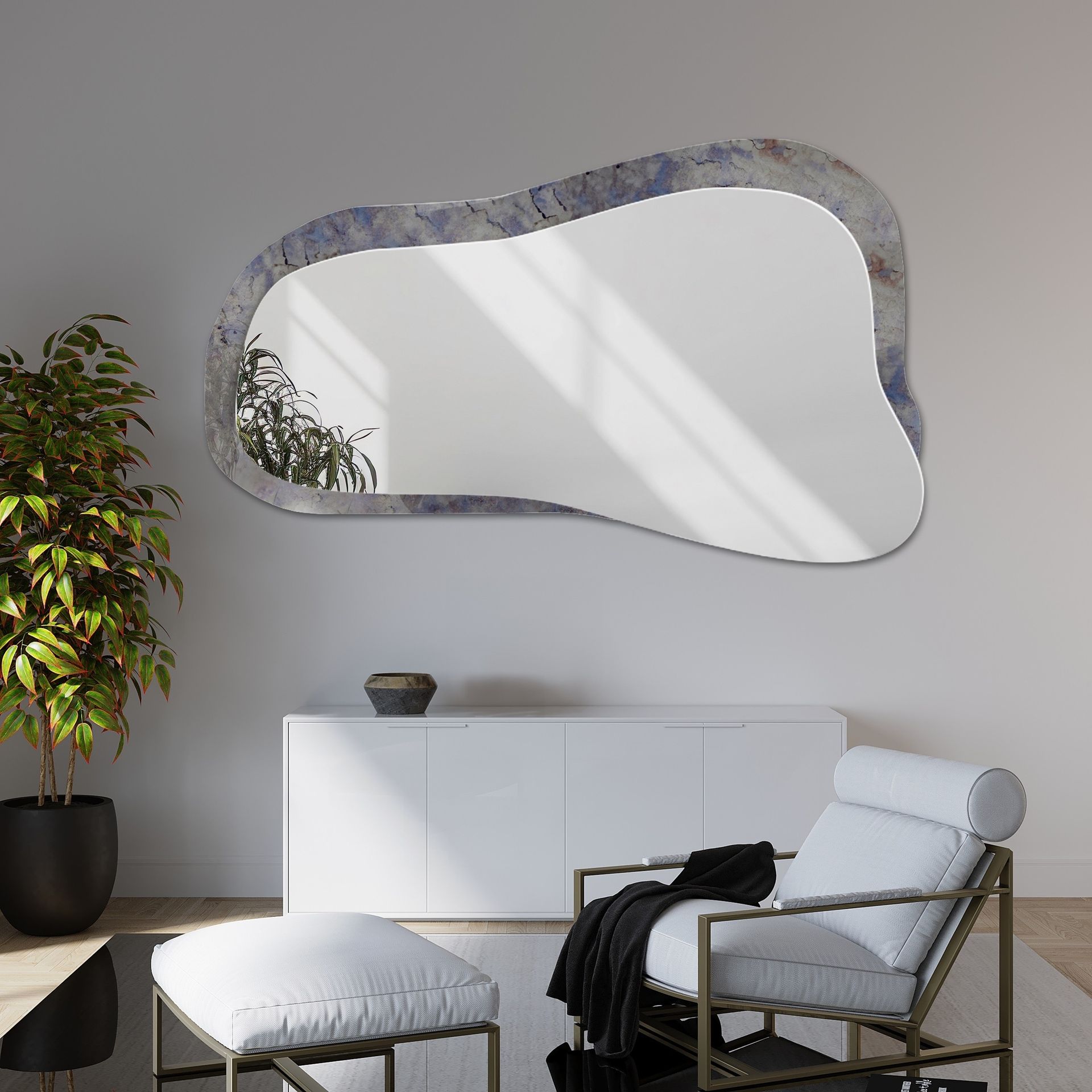Miroir irrégulier fixé au mur avec un cadre effet vieilli, apportant une touche contemporaine et élégante à la décoration intérieure.