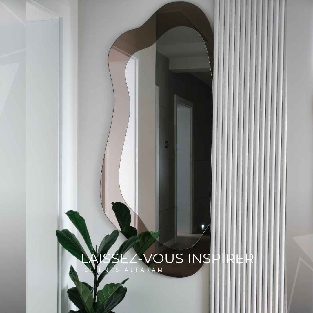Miroir organique MOCHA TOFFEE avec côté découpé, réalisé sur mesure