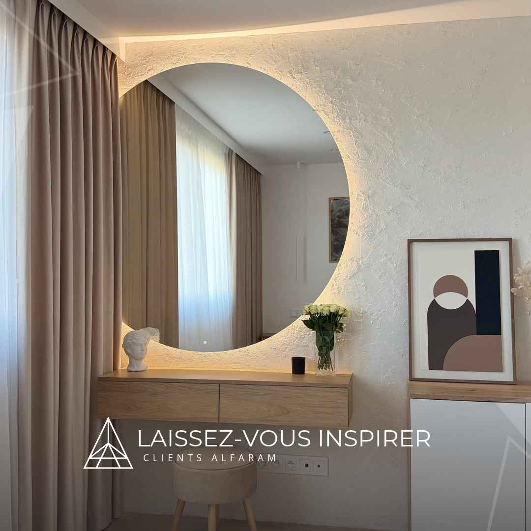 Miroir CERCLE LED avec côté chanfreiné installé au-dessus d'une coiffeuse suspendue