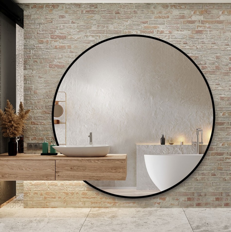 Intérieur moderne avec un miroir carré orné de détails ronds en cadre métallique noir, un plafond en bois, un fauteuil en cuir et des plantes vertes, dans un design loft contemporain.